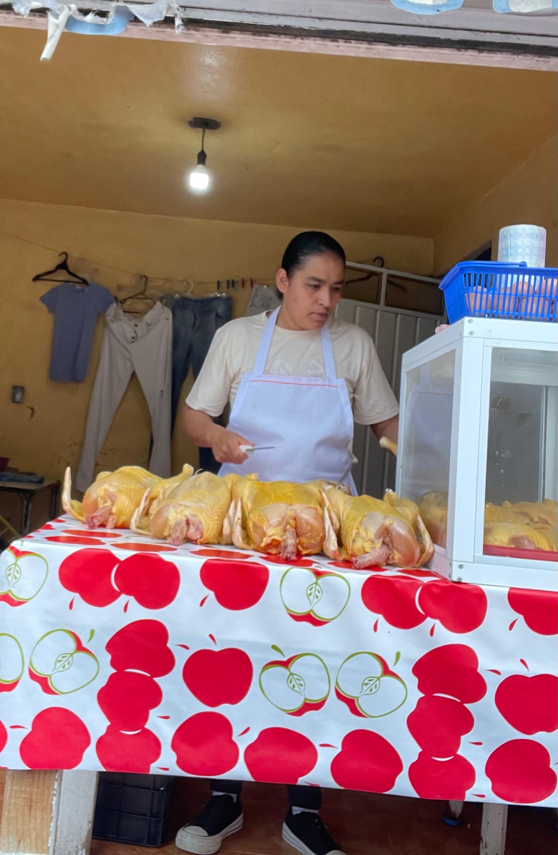Atención en el mostrador de Pollería La Diez