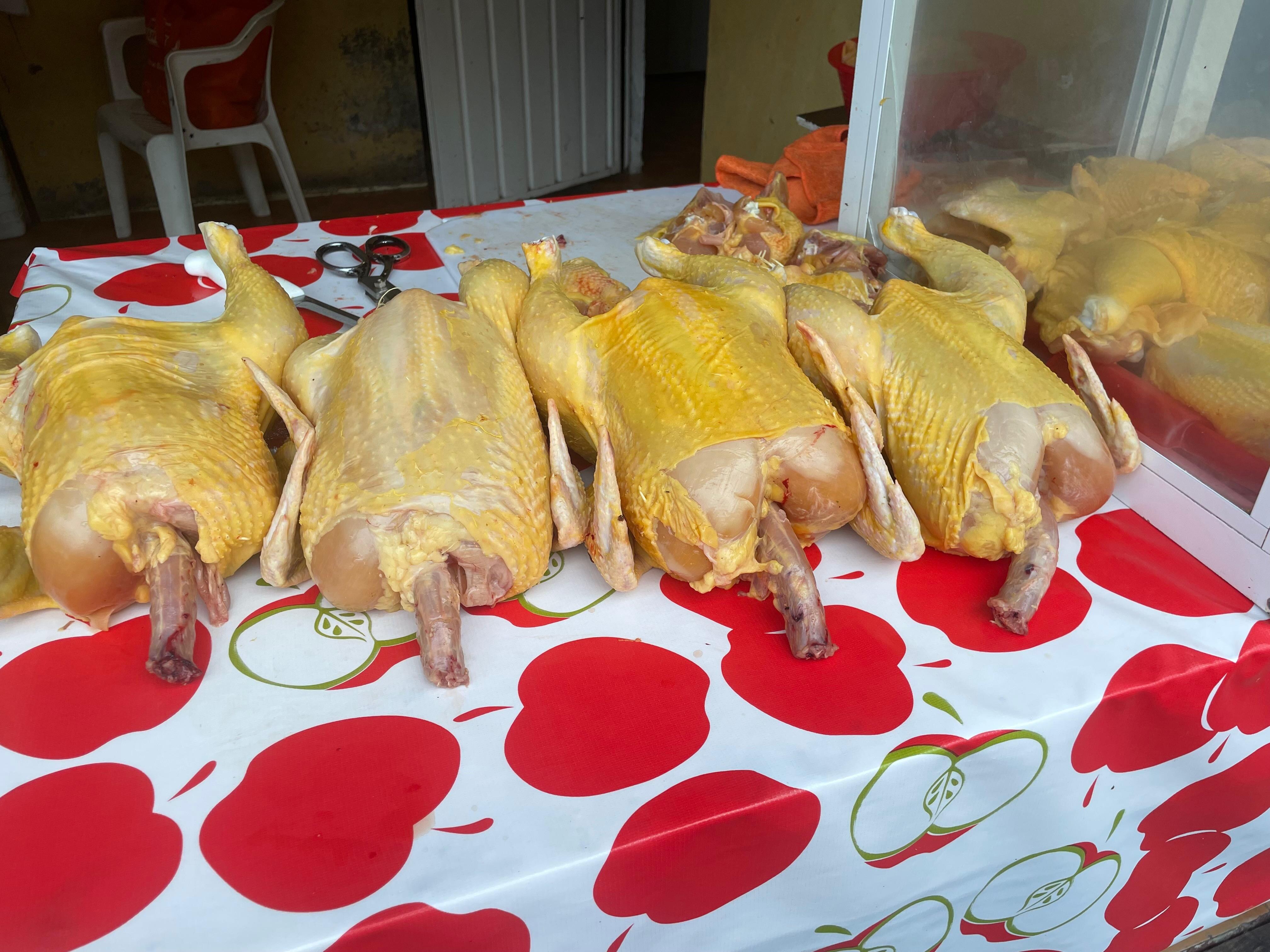 Pollos frescos en Pollería La Diez